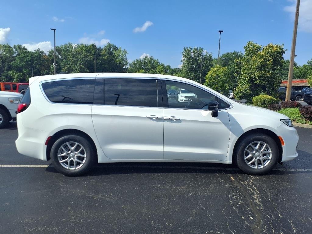 New 2026 Chrysler Pacifica Select Passenger Van