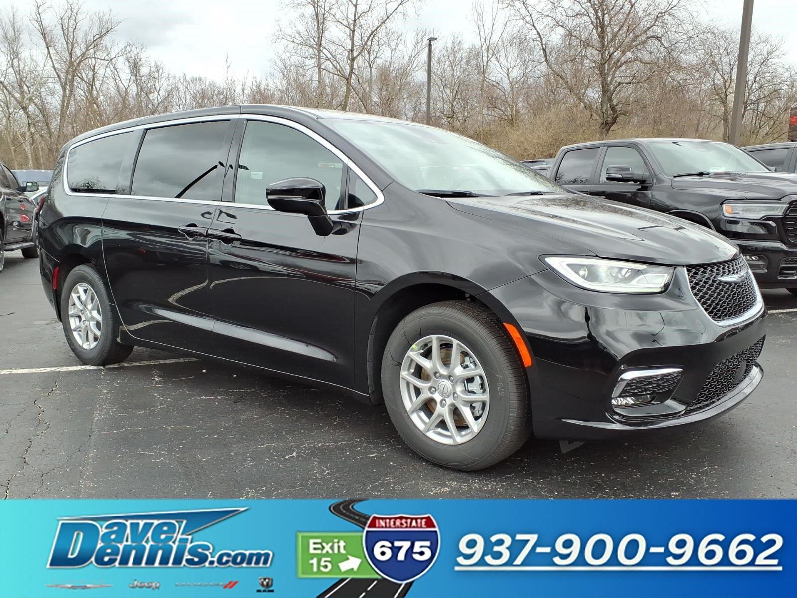 2026 Chrysler Pacifica Select's photo