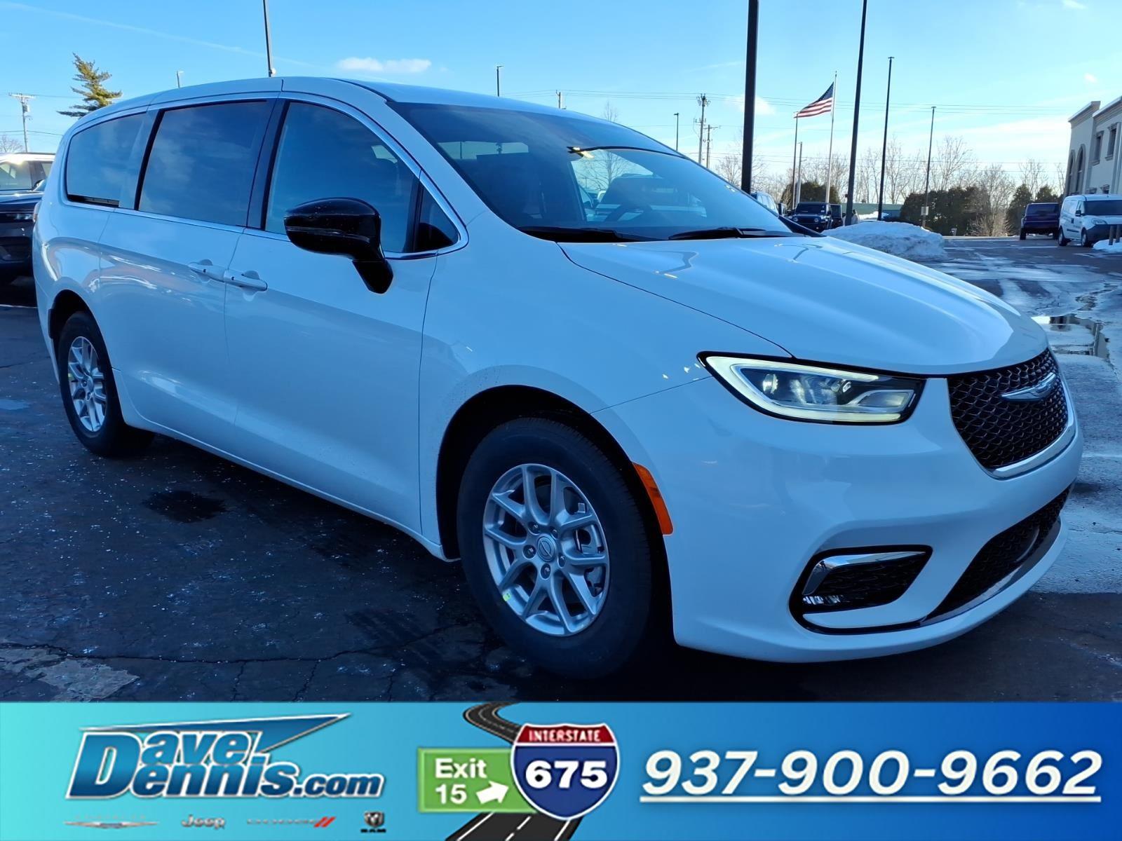 2026 Chrysler Pacifica Select's photo