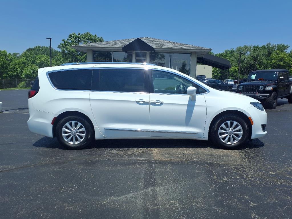 Used 2018 Chrysler Pacifica Touring L with VIN 2C4RC1BG4JR127520 for sale in Dayton, OH