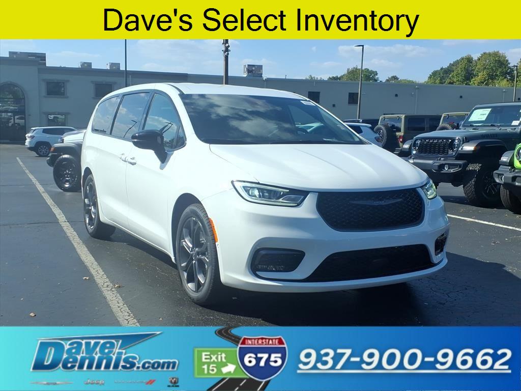 2026 Chrysler Pacifica Select's photo