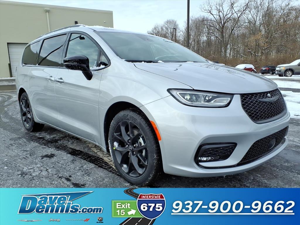 2026 Chrysler Pacifica Select's photo