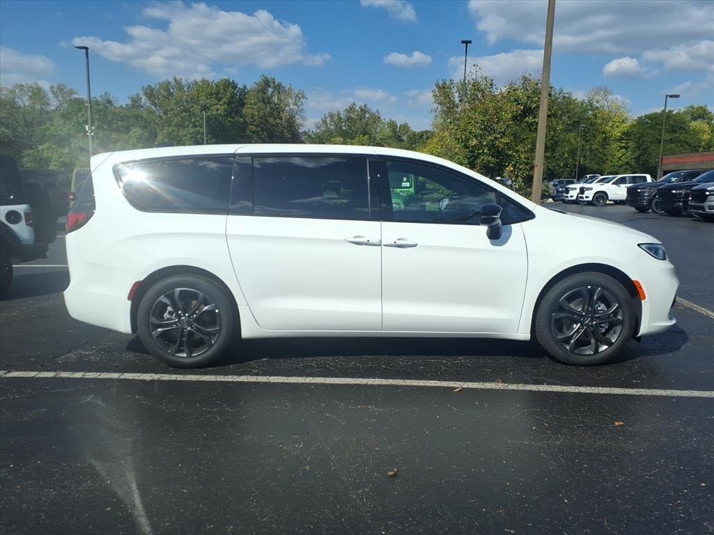 New 2026 Chrysler Pacifica Select Passenger Van