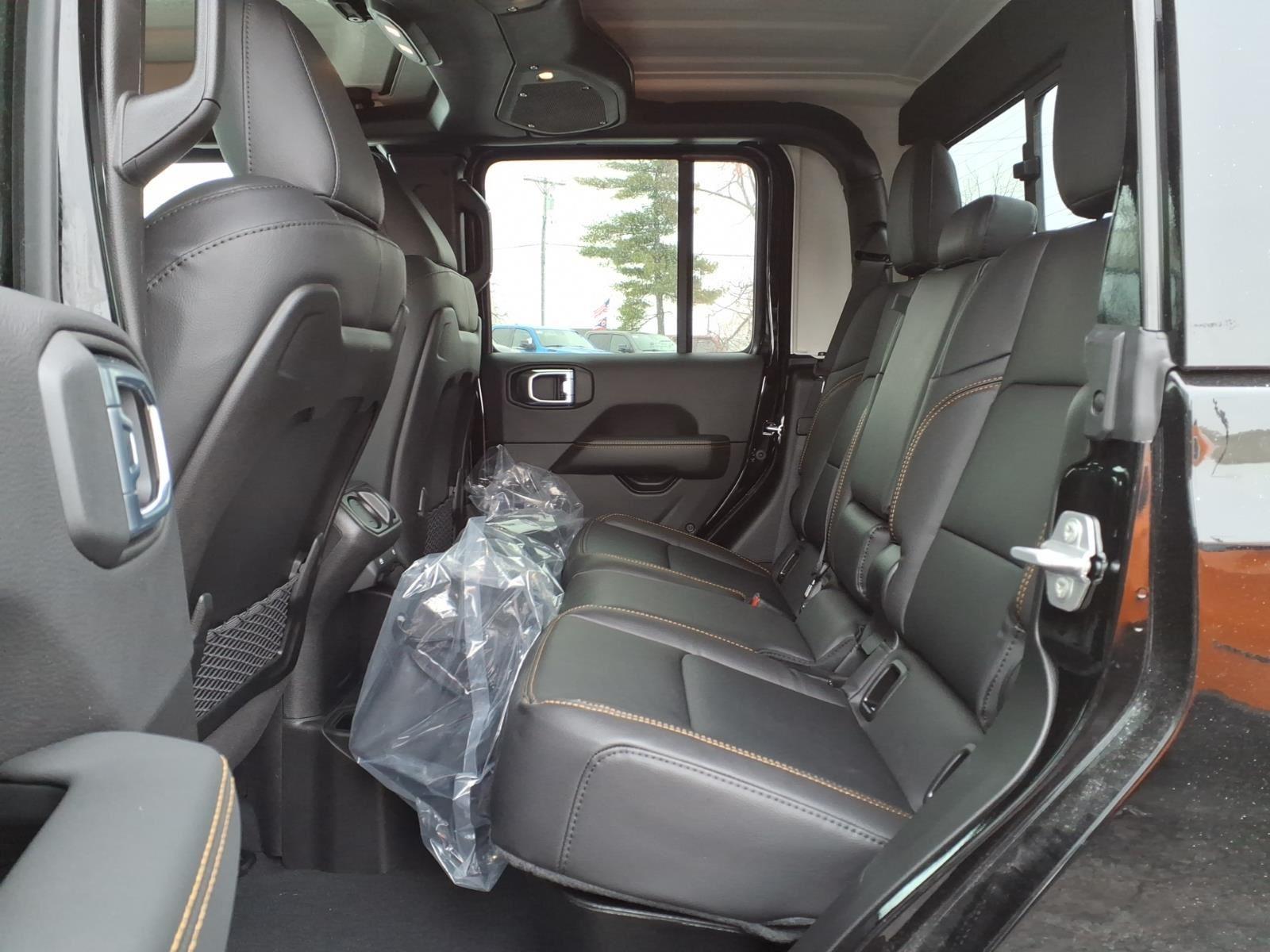 2026 Jeep Gladiator Sahara - Photo 14