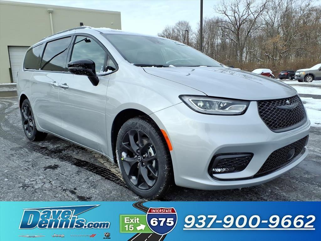 2026 Chrysler Pacifica Select's photo