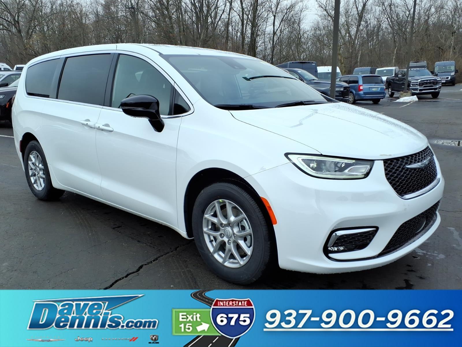 2026 Chrysler Pacifica Select's photo
