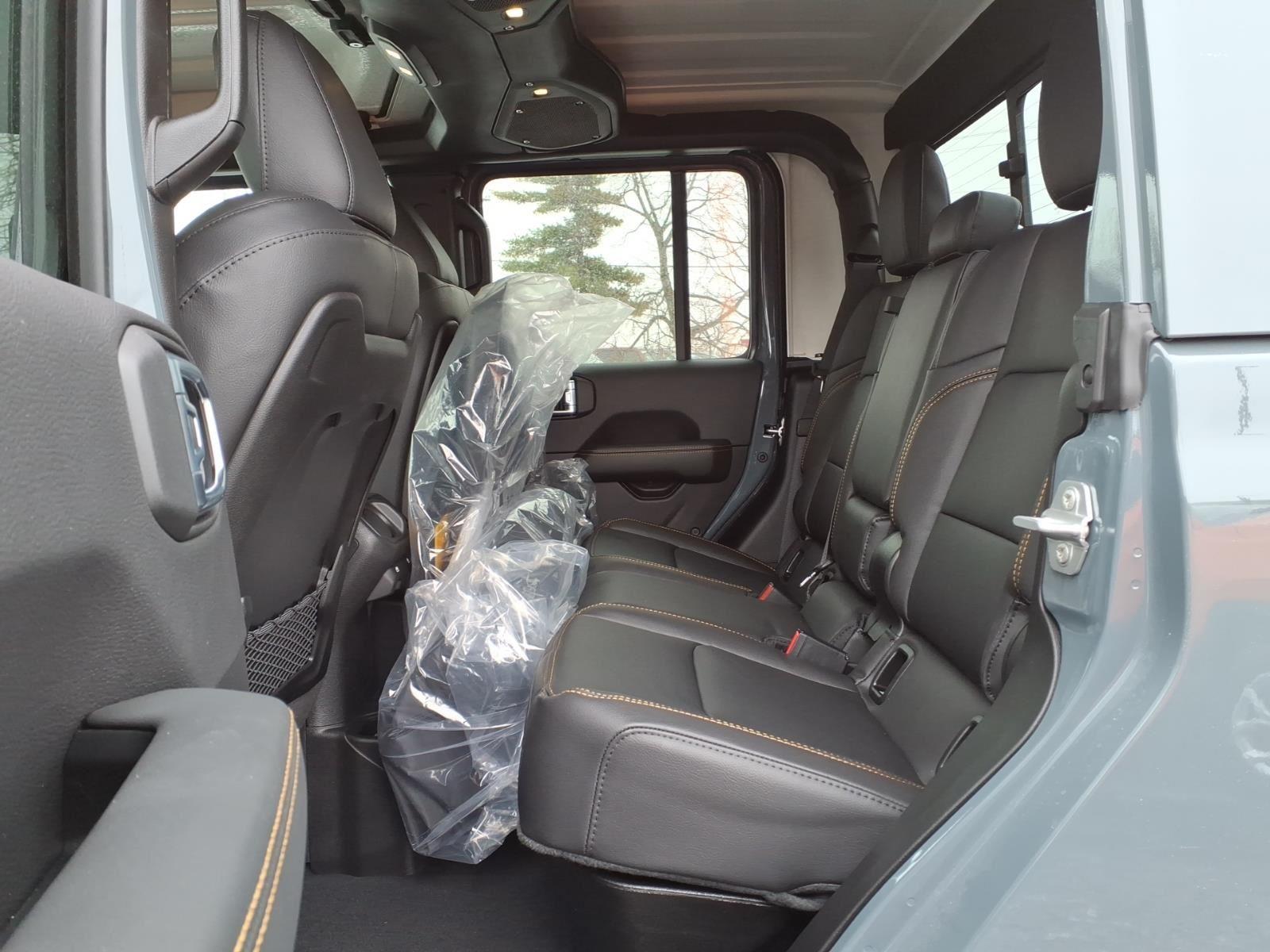 2026 Jeep Gladiator Sahara - Photo 13
