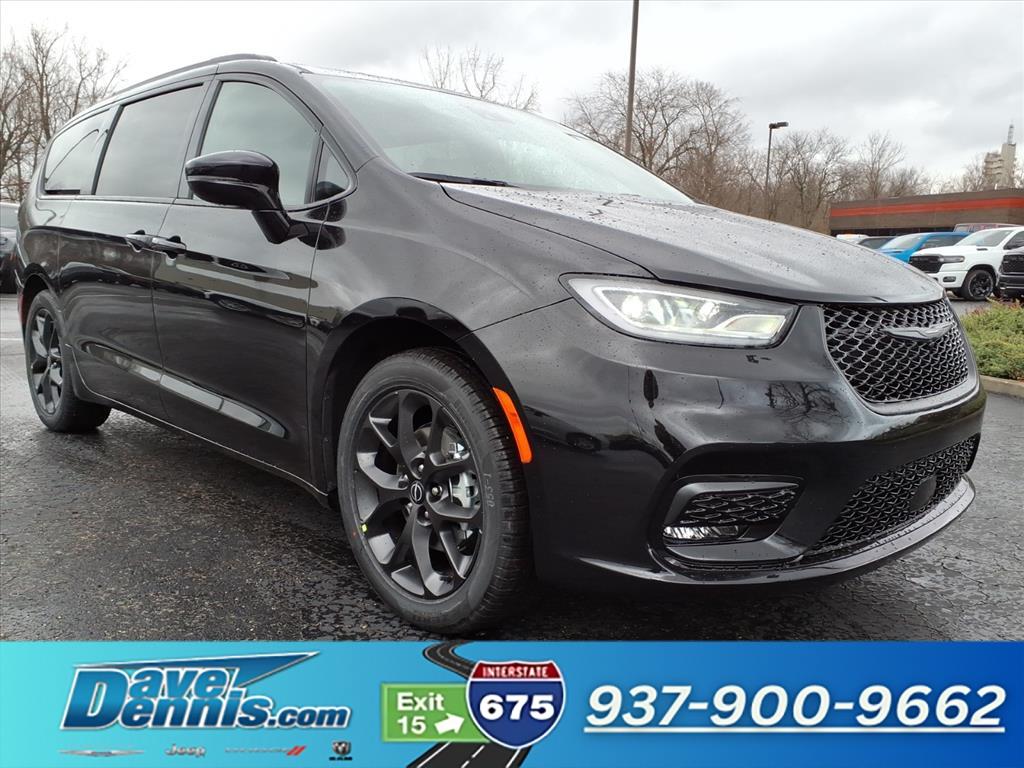 2026 Chrysler Pacifica Select's photo