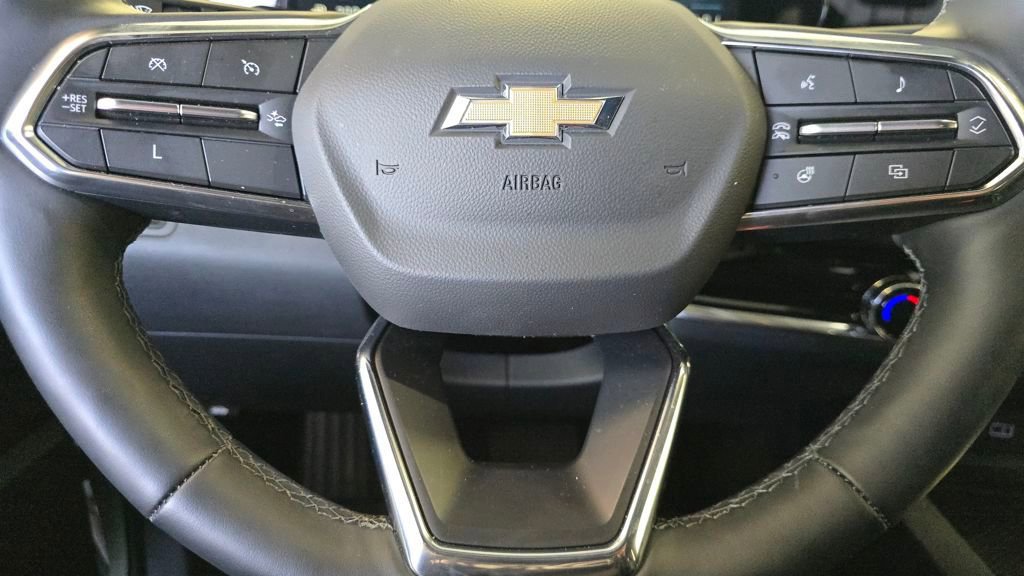 2025 Chevrolet Equinox LT photo 2