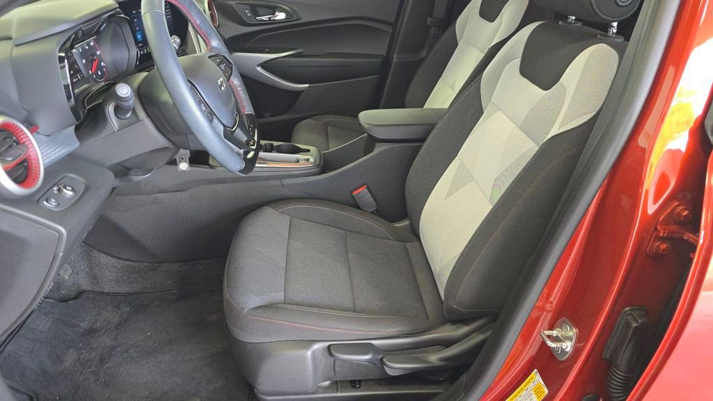 2024 Chevrolet Trax photo 2