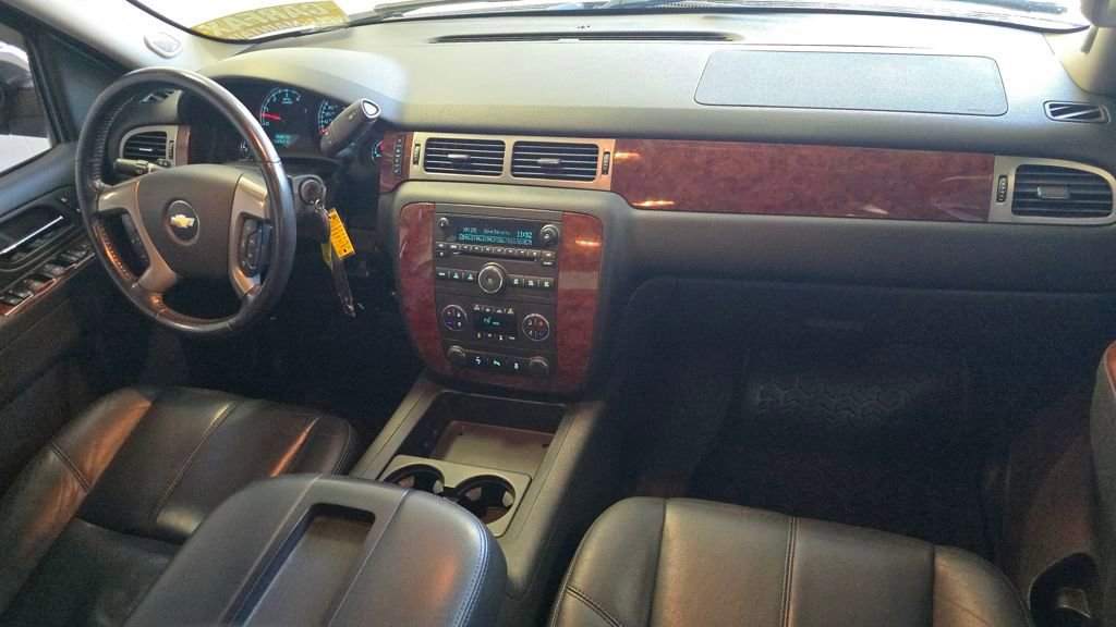 2013 Chevrolet Avalanche LT photo 2