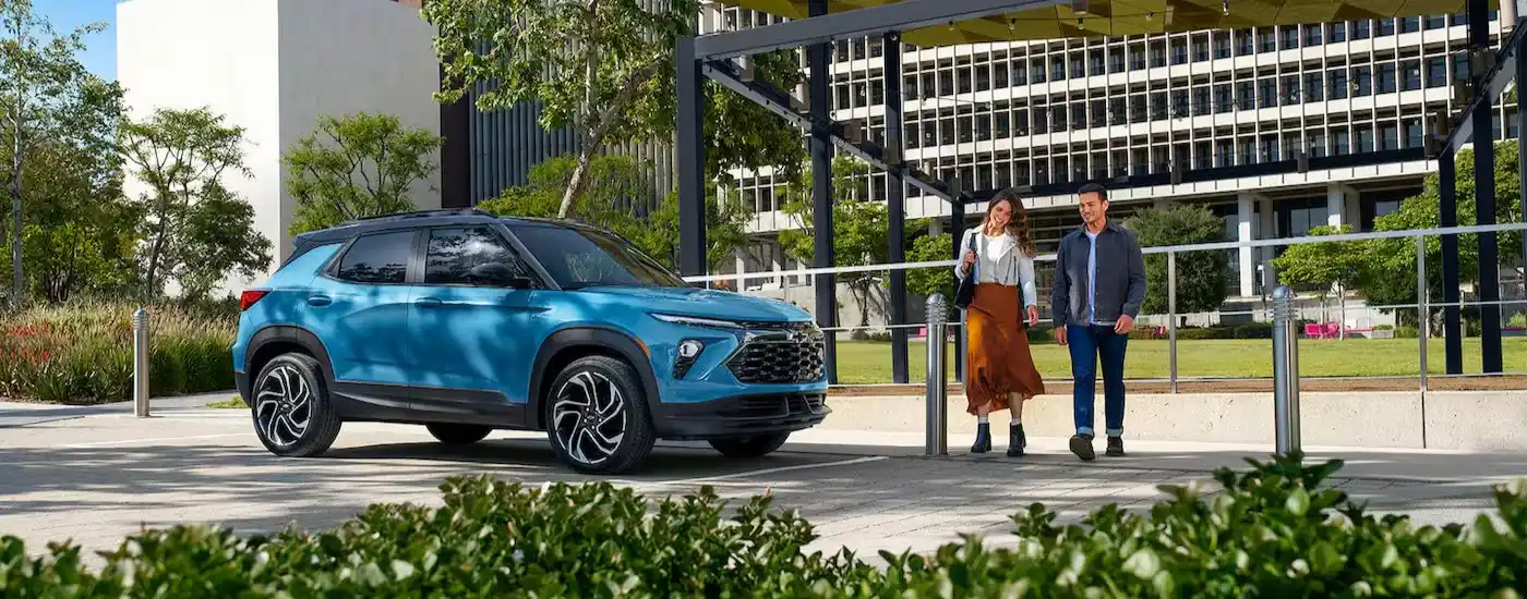 Couple standing by their&nbsp;2026 Chevy Trailblazer