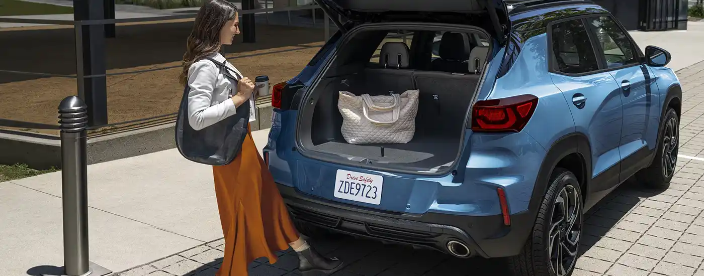 woman using her hands-free tailgate on her&nbsp;2026 Chevy Trailblazer