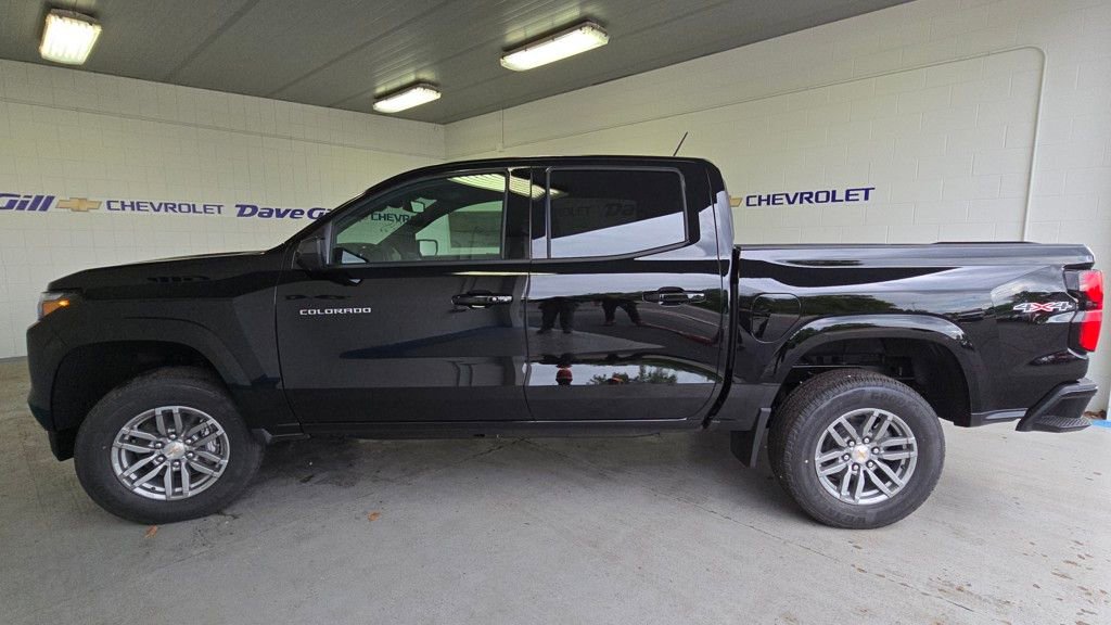 2025 Chevrolet Colorado Work Truck LT photo 2