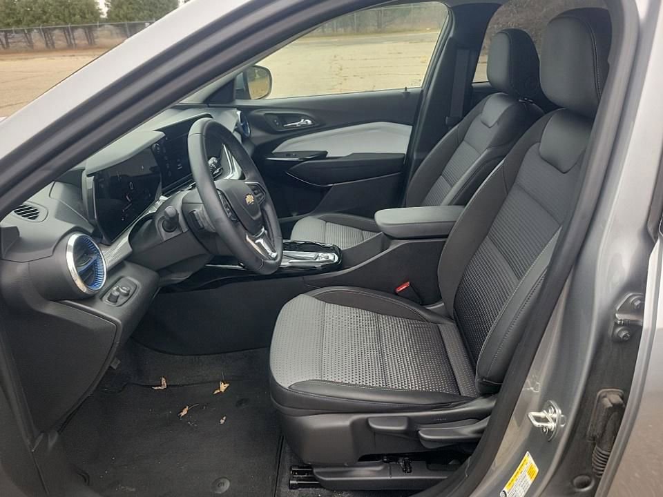 2024 Chevrolet Trax LT photo 2