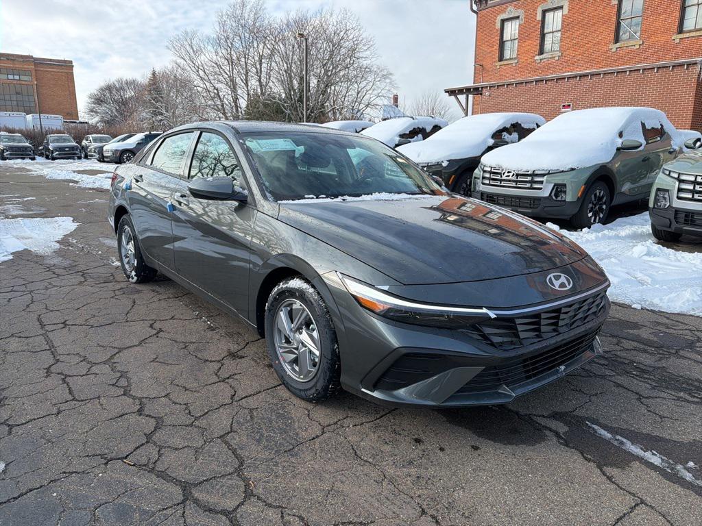 2026 Hyundai Elantra SE's photo