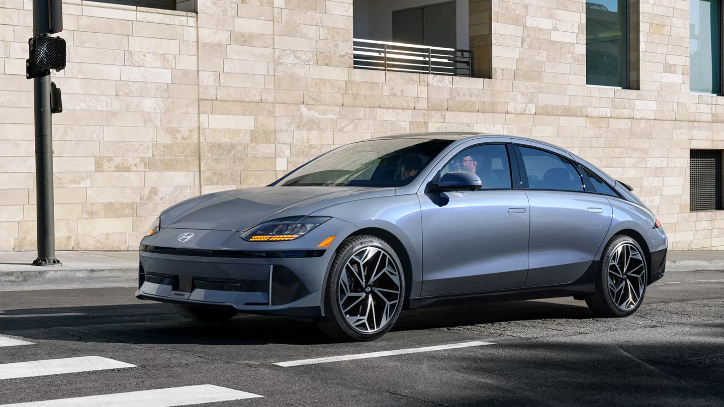  Hyundai's Bold Evolution: Blending Modern Aesthetics, Luxury, and Advanced Technology  thumbnail