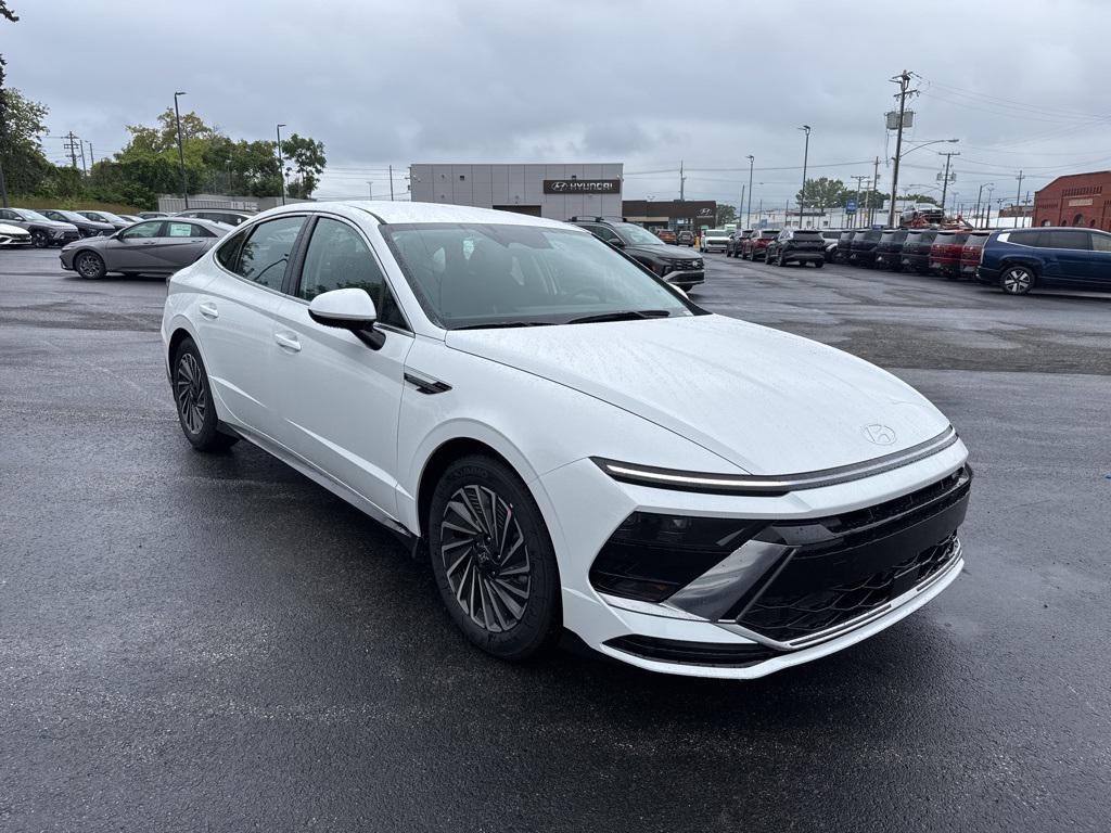 2025 Hyundai Sonata Hybrid Sedan 