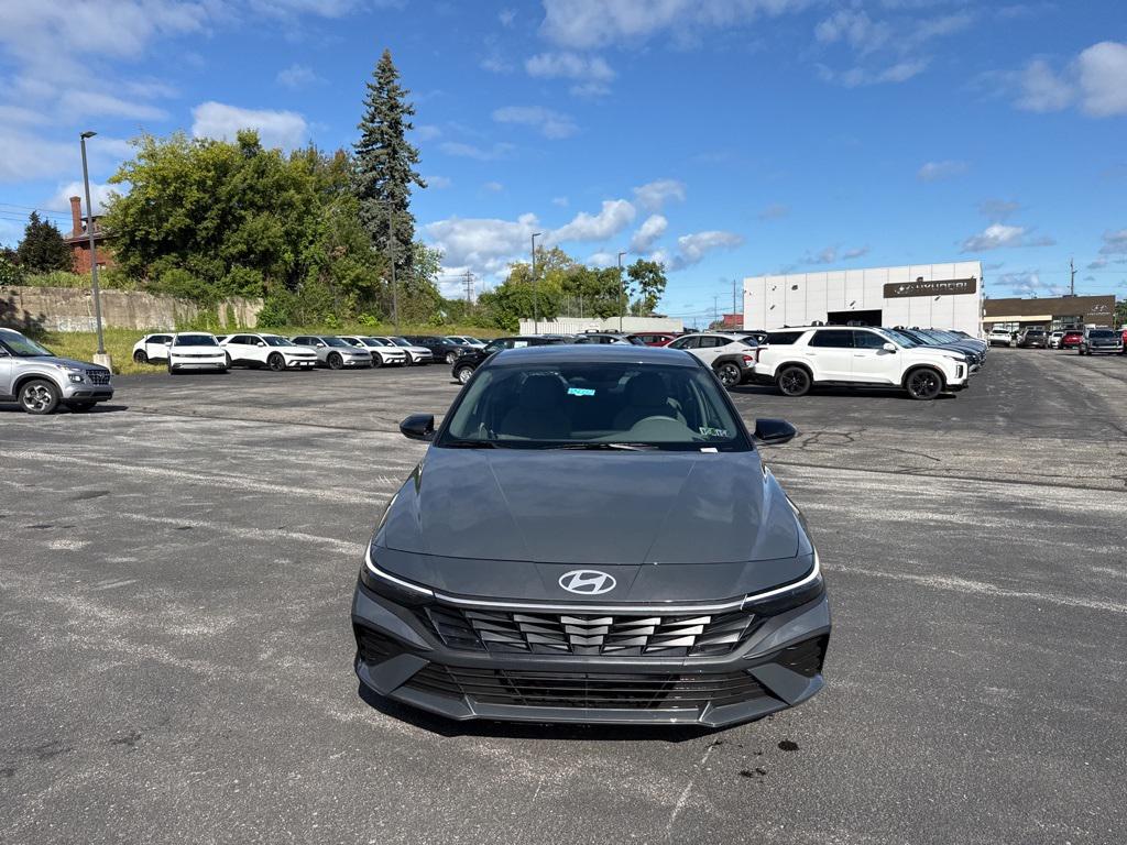 2025 Hyundai Elantra SEL Sport photo 2