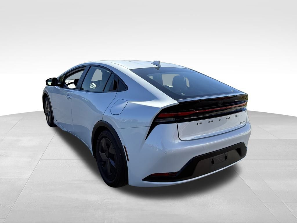 2023 Toyota Prius LE photo 4