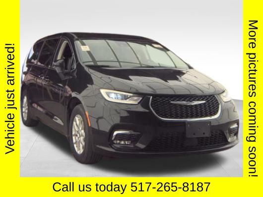 2023 Chrysler Pacifica Touring L's photo