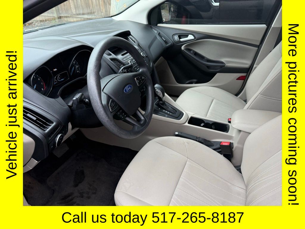 2017 Ford Focus SE photo 2