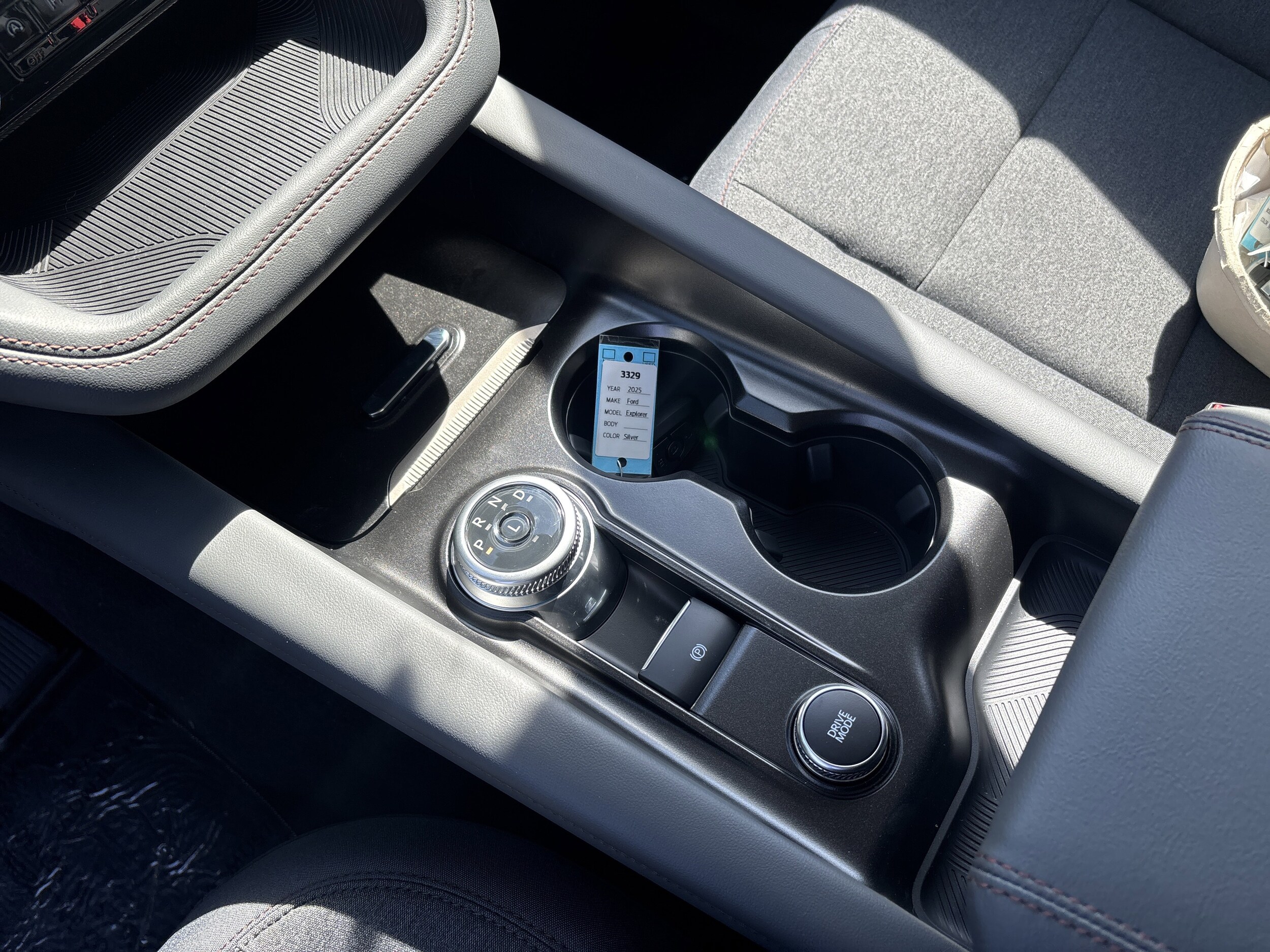 2025 Ford Explorer photo 3