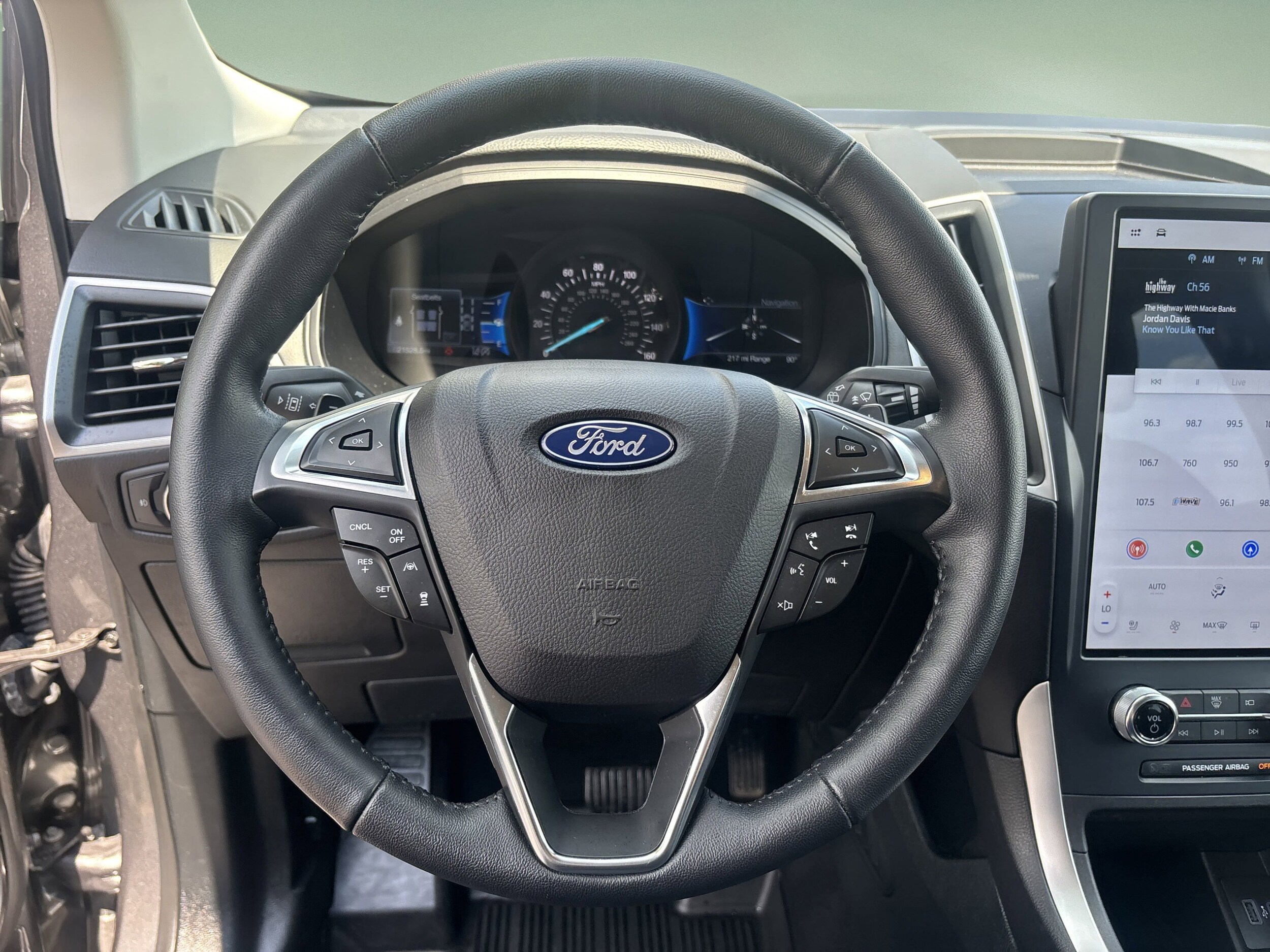 2023 Ford Edge SEL photo 3