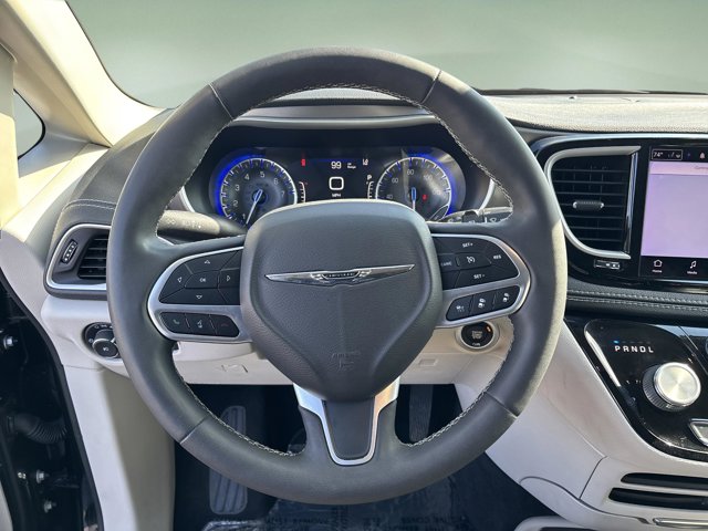 2022 Chrysler Pacifica Touring L - Photo 11