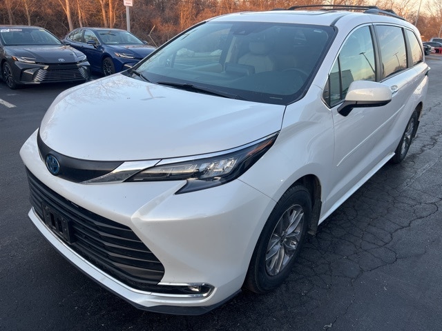 2024 Toyota Sienna XLE's photo