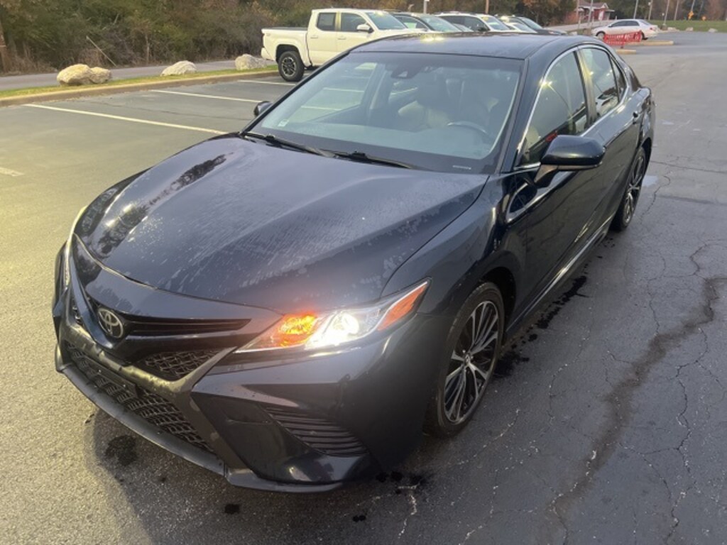 Used 2018 Toyota Camry SE Sedan