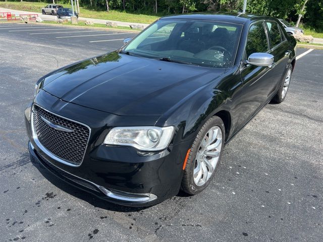 2019 Chrysler 300 Limited's photo
