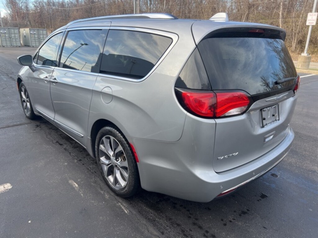 Used 2017 Chrysler Pacifica Limited Minivan/Van