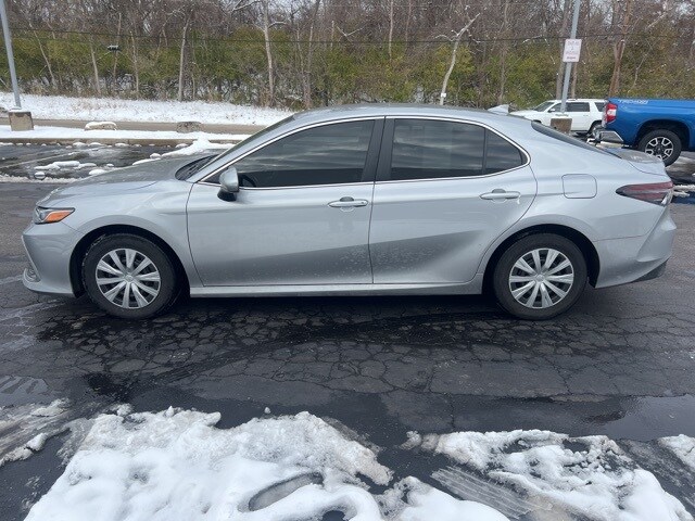 2023 Toyota Camry Hybrid LE photo 2
