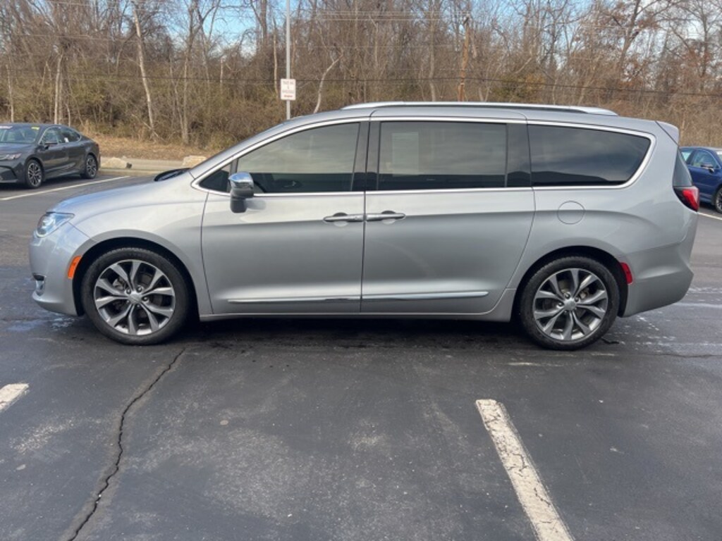 Used 2017 Chrysler Pacifica Limited Minivan/Van
