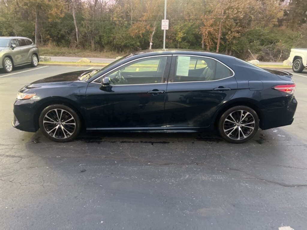 Used 2018 Toyota Camry SE Sedan