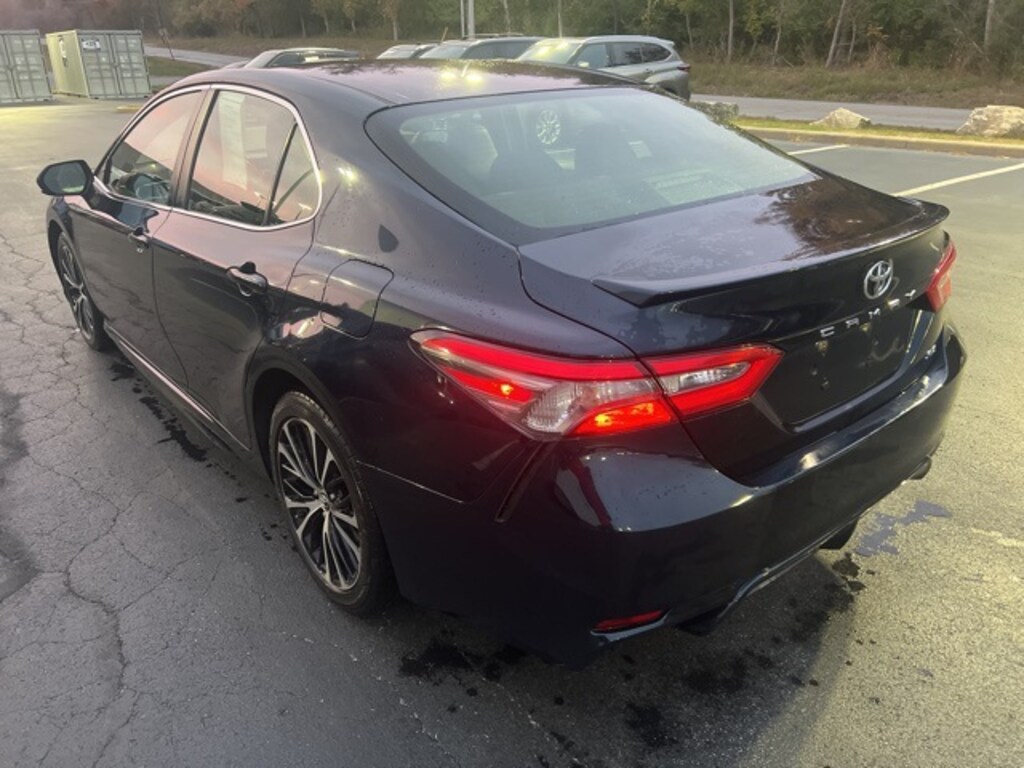 Used 2018 Toyota Camry SE Sedan