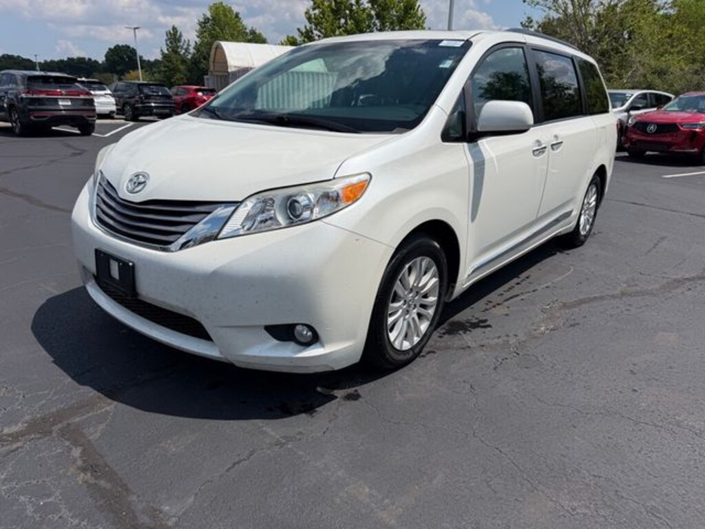 Used 2017 Toyota Sienna XLE Premium Minivan/Van