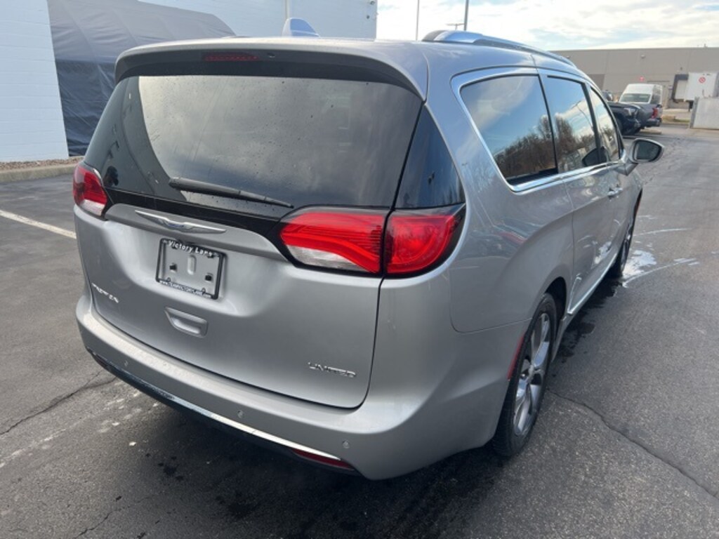 Used 2017 Chrysler Pacifica Limited Minivan/Van