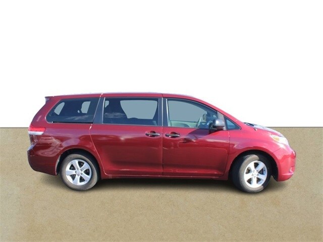 2014 Toyota Sienna L photo 2