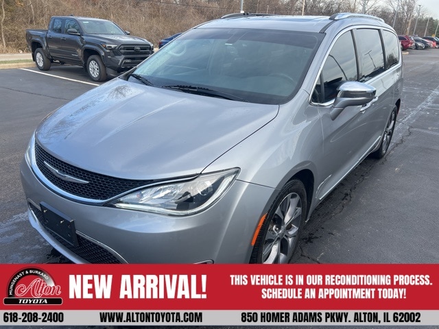 2017 Chrysler Pacifica Limited's photo