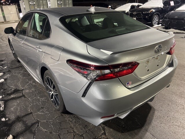 2022 Toyota Camry SE photo 3