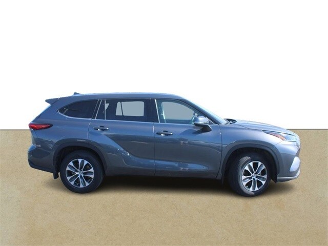 2021 Toyota Highlander XLE photo 2