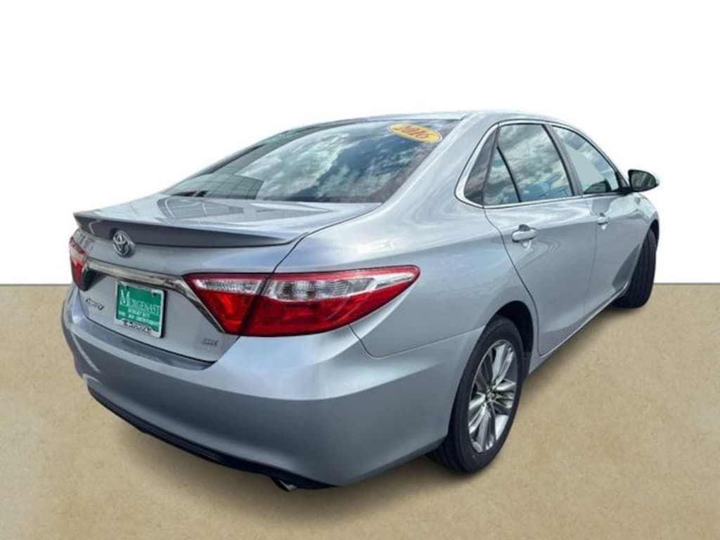 Used 2016 Toyota Camry SE Sedan
