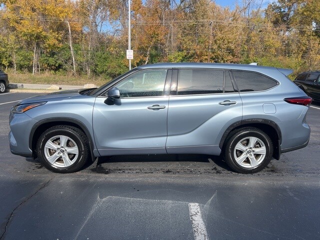 2021 Toyota Highlander LE photo 2