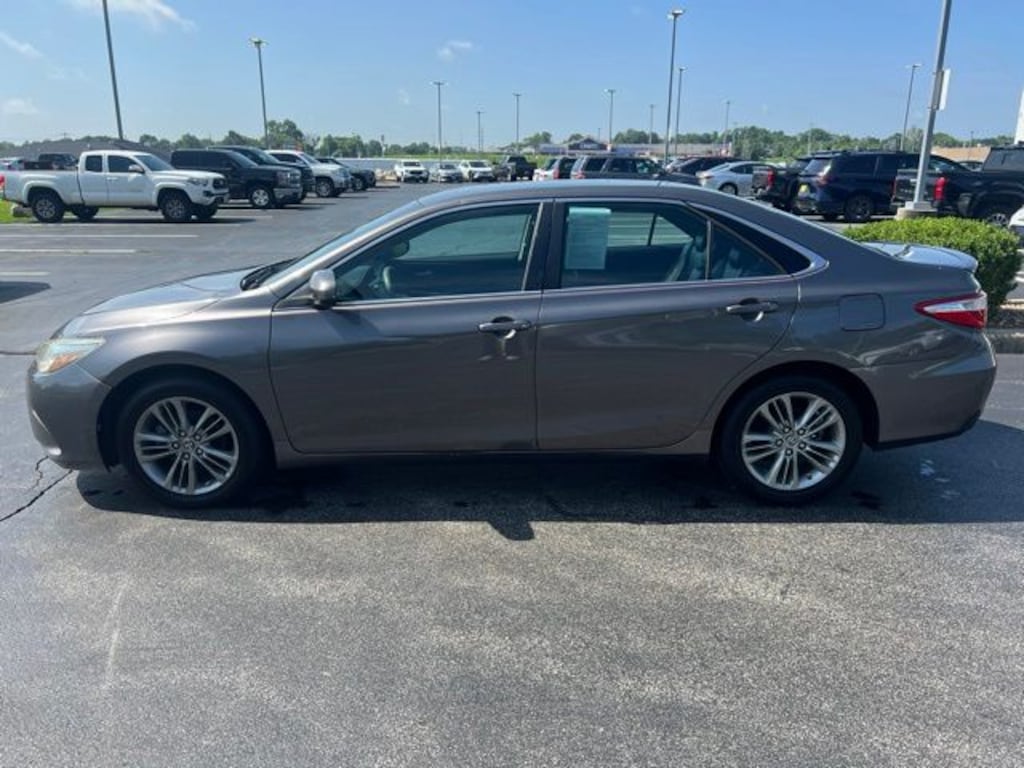 Used 2016 Toyota Camry SE Sedan