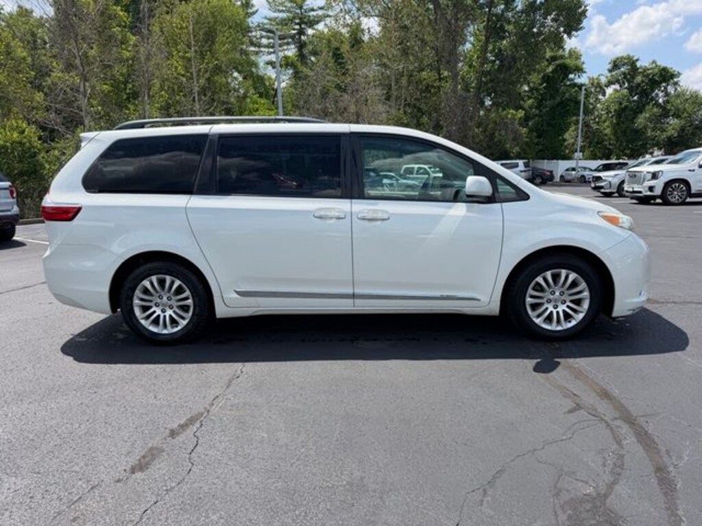 Used 2017 Toyota Sienna XLE Premium Minivan/Van
