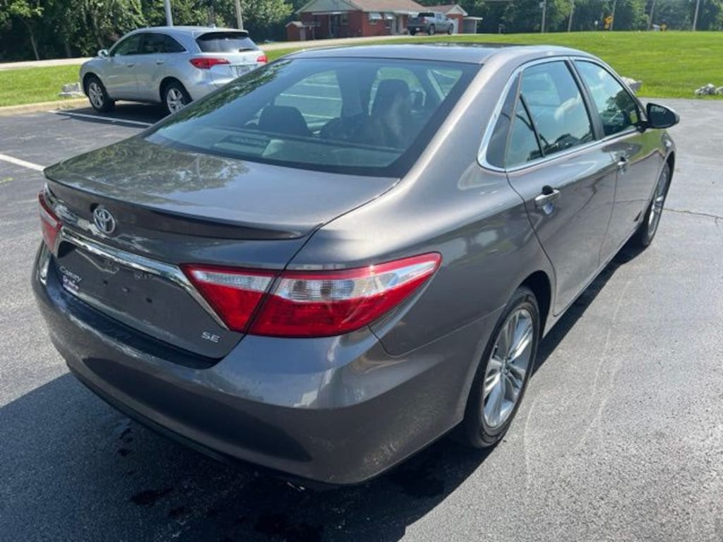 Used 2016 Toyota Camry SE Sedan