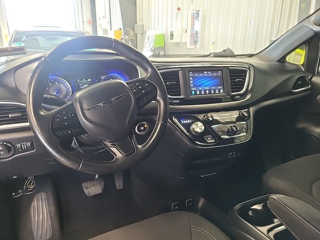 2018 Chrysler Pacifica Touring Plus photo 3