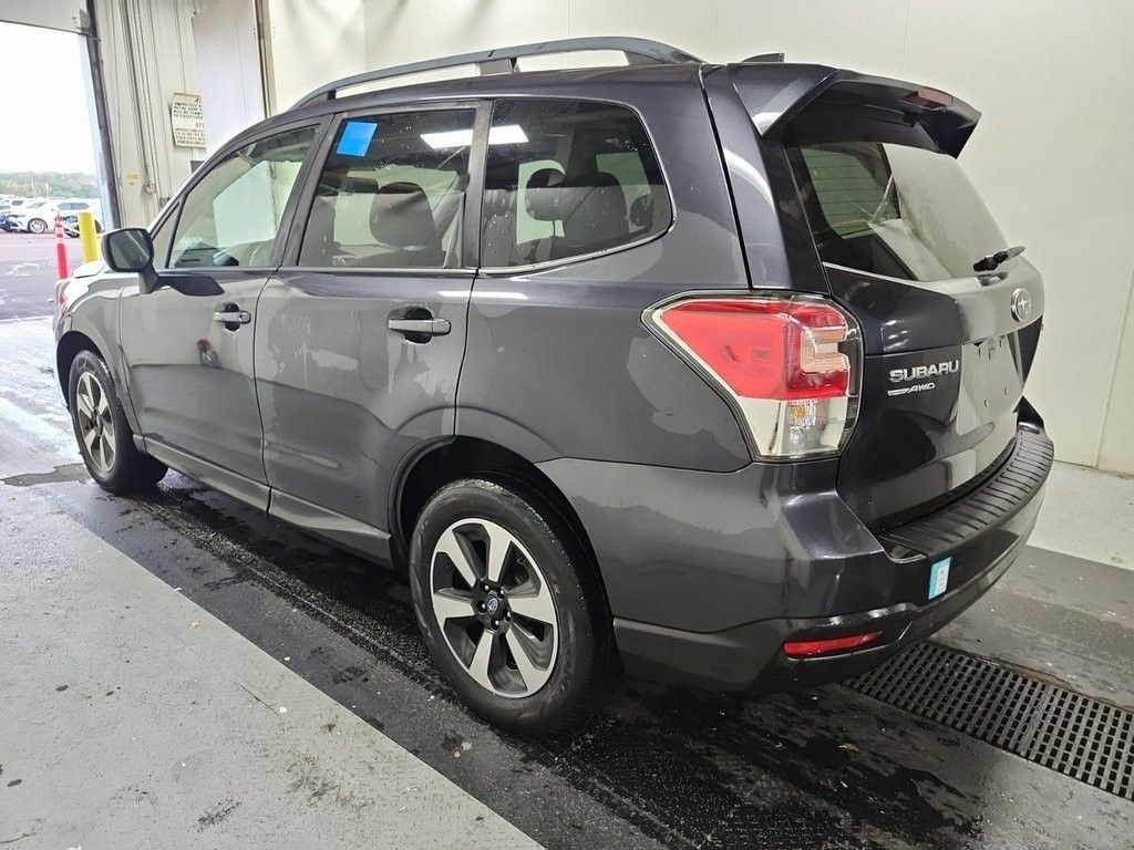 2017 Subaru Forester 2.5i Premium photo 4